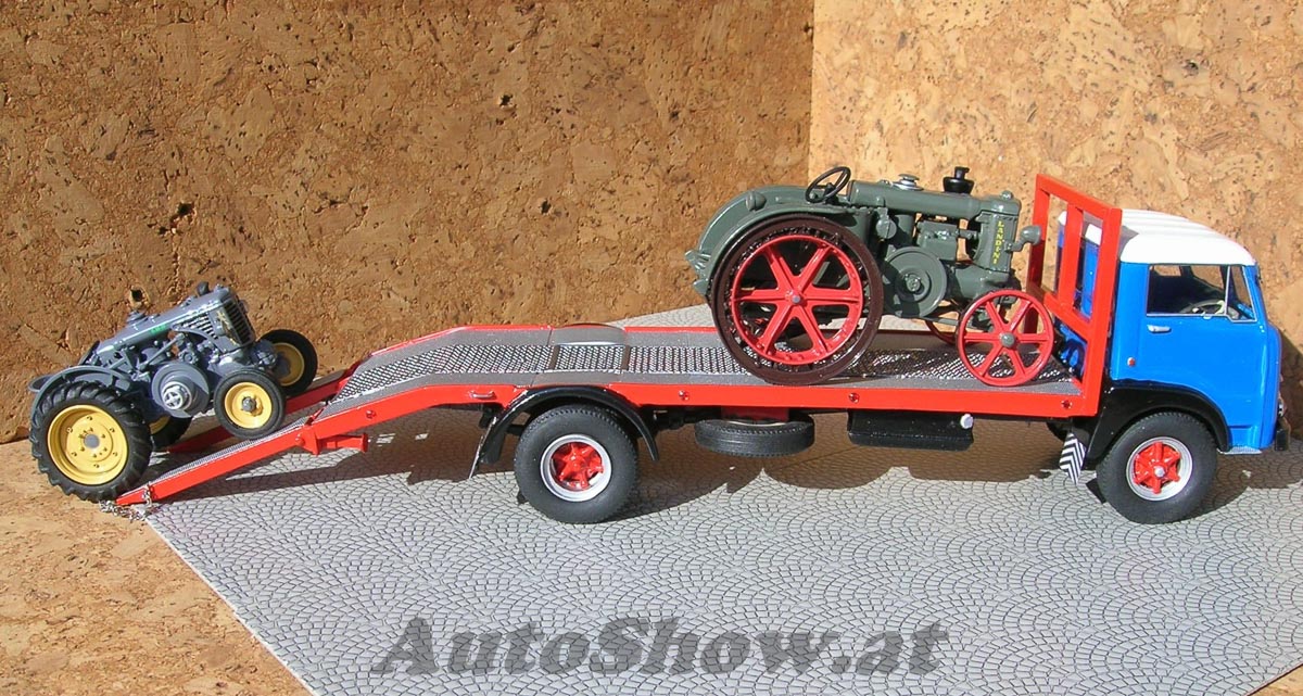 Fiat 662 N Transporter, 1960ies + 2 Traktoren (DieCast, Typen können variieren) / + 2 tractors (DieCast, types may vary)