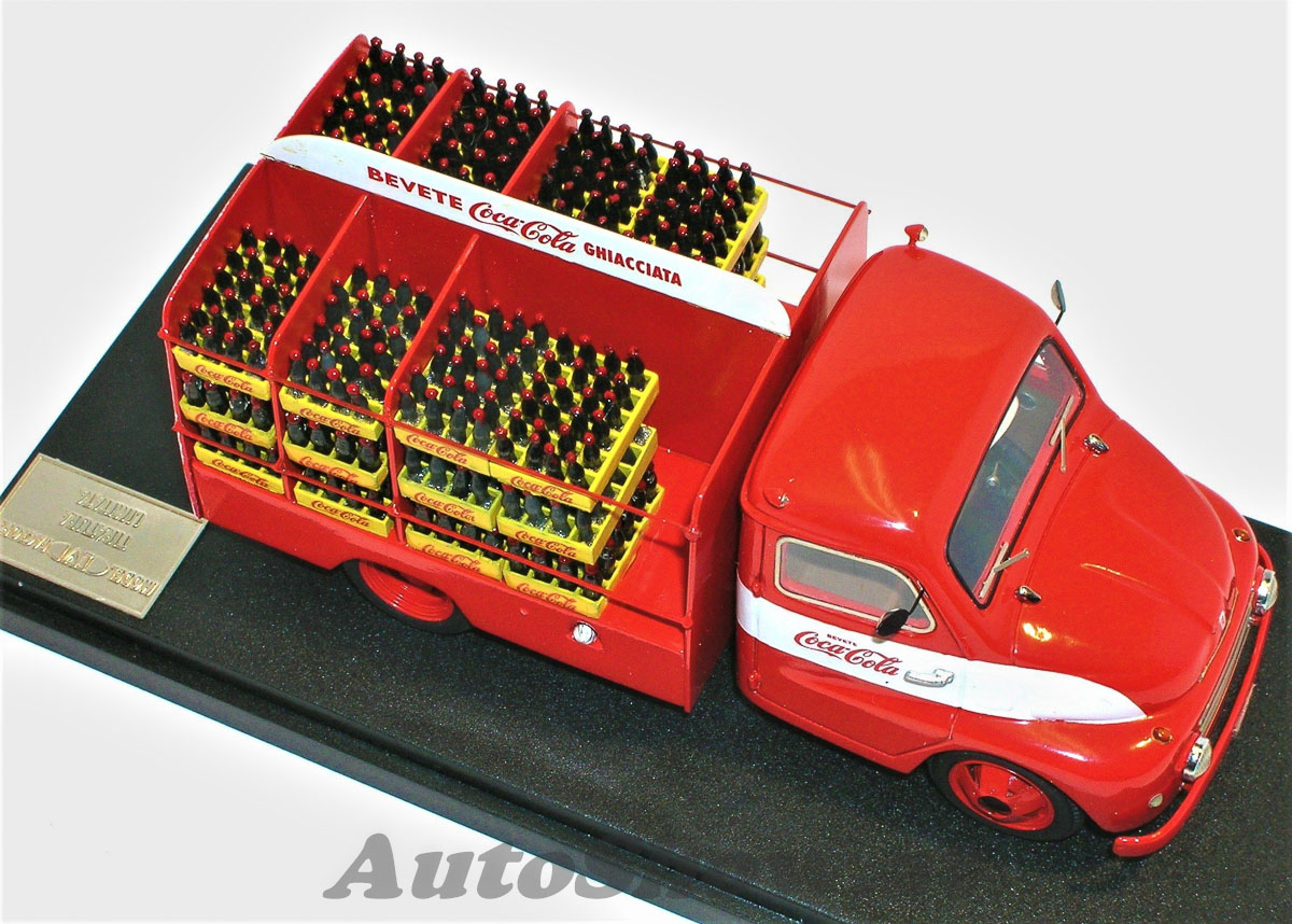 „COCA COLA“,Fiat 615 Serie I Lieferwagen, voll beladen mit Getränkekisten, rot / van, full loaded with Coca Cola bottles, red