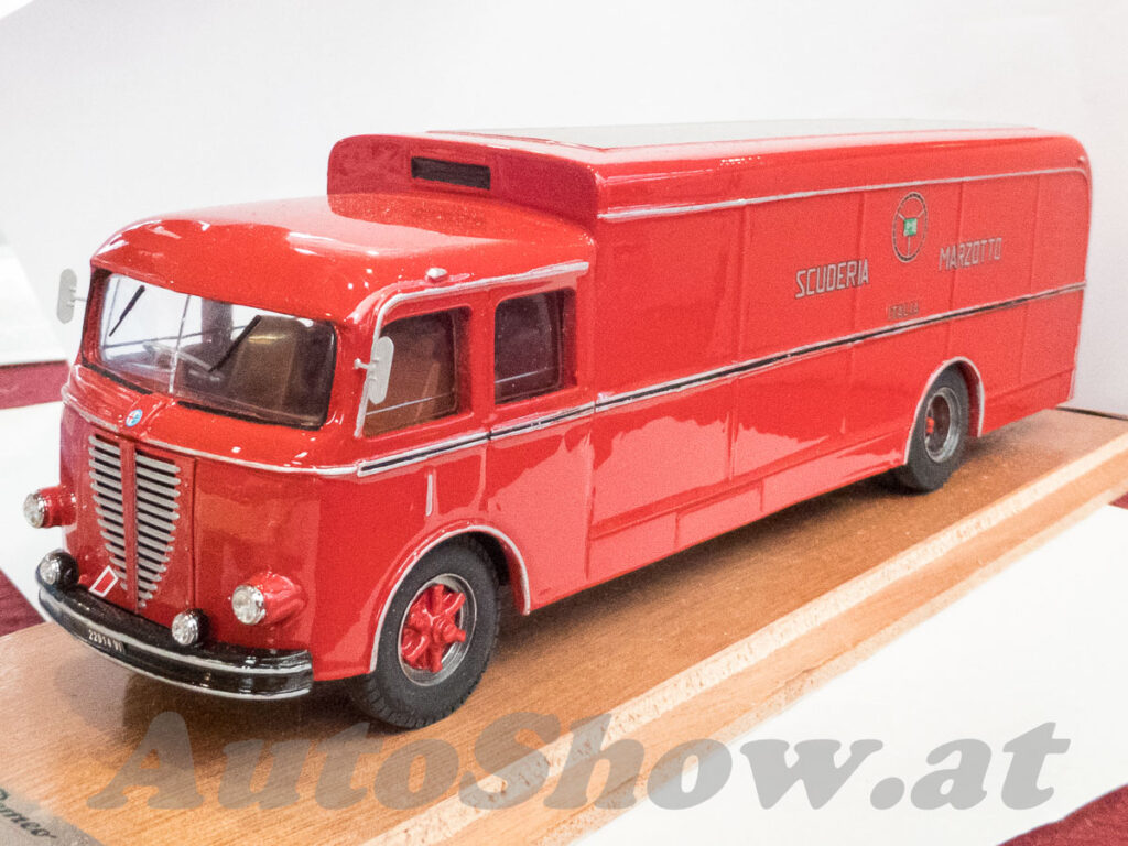 „FERRARI Scuderia MARZOTTO“ Alfa Romeo 800, 1952, Rennwagentransporter ...