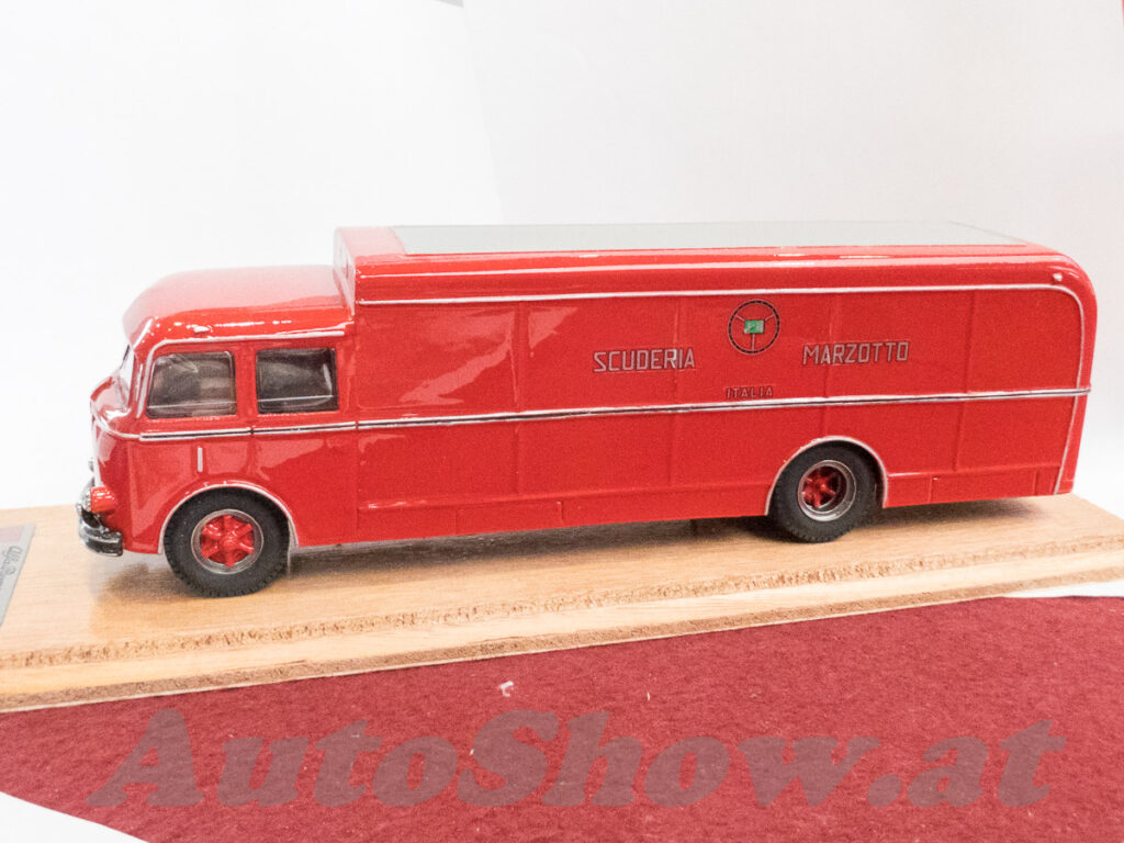 „FERRARI Scuderia MARZOTTO“ Alfa Romeo 800, 1952, Rennwagentransporter ...