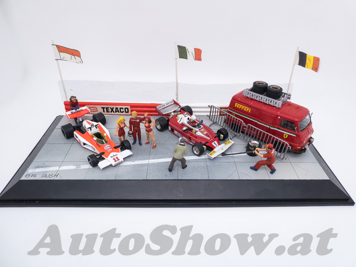 FERRARI  Diorama “RUSH” 1:43, sensationelles Diorama zum Kinofilm “RUSH”:James Hunt mit „Grid Girls“ und Fotograf + McLaren M23, # 11 – Formel 1 Weltmeister 1976 + Niki Lauda – Ferrari 312 T2 mit bandagiertem Kopf nach seinem Feuerunfall auf dem Nürburgring mit Fiat Transporter „Ferrari“ und Mechaniker