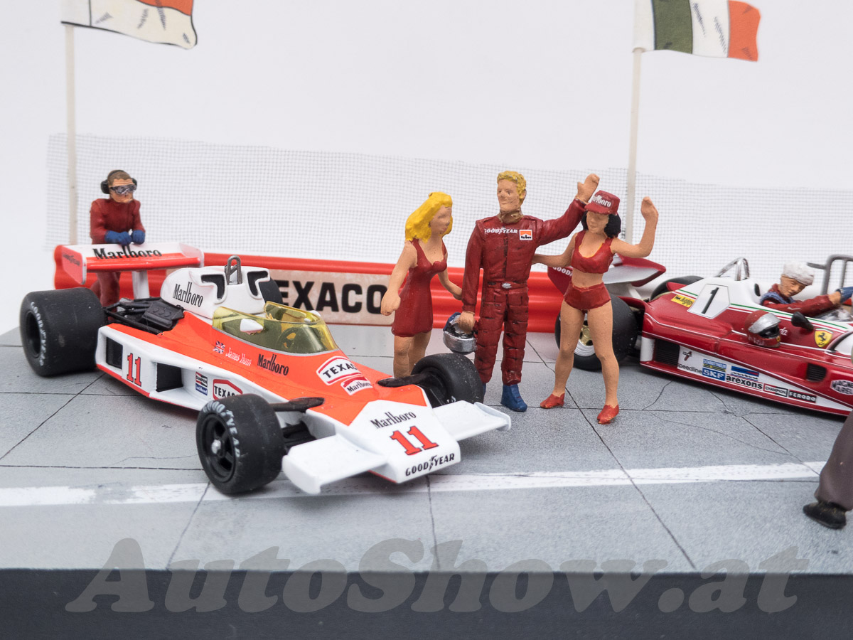 FERRARI  Diorama “RUSH” 1:43, sensationelles Diorama zum Kinofilm “RUSH”:James Hunt mit „Grid Girls“ und Fotograf + McLaren M23, # 11 – Formel 1 Weltmeister 1976 + Niki Lauda – Ferrari 312 T2 mit bandagiertem Kopf nach seinem Feuerunfall auf dem Nürburgring mit Fiat Transporter „Ferrari“ und Mechaniker
