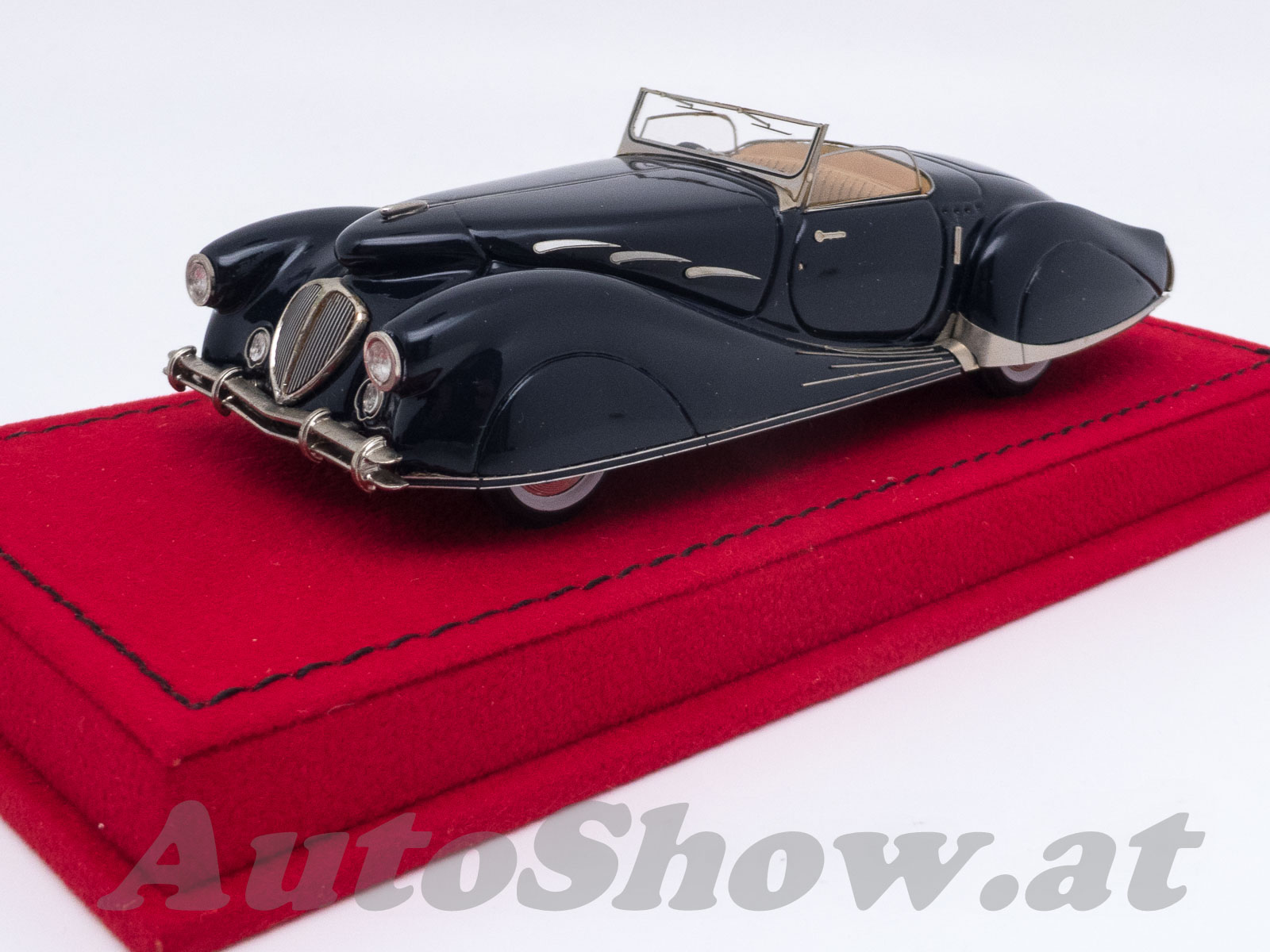 Delahaye 135 Narval Cabriolet, ONE OFF special coachbuilt by FIGONI for US actress Rita Hayworth, 1947 – in Alcantara Design Vitrine