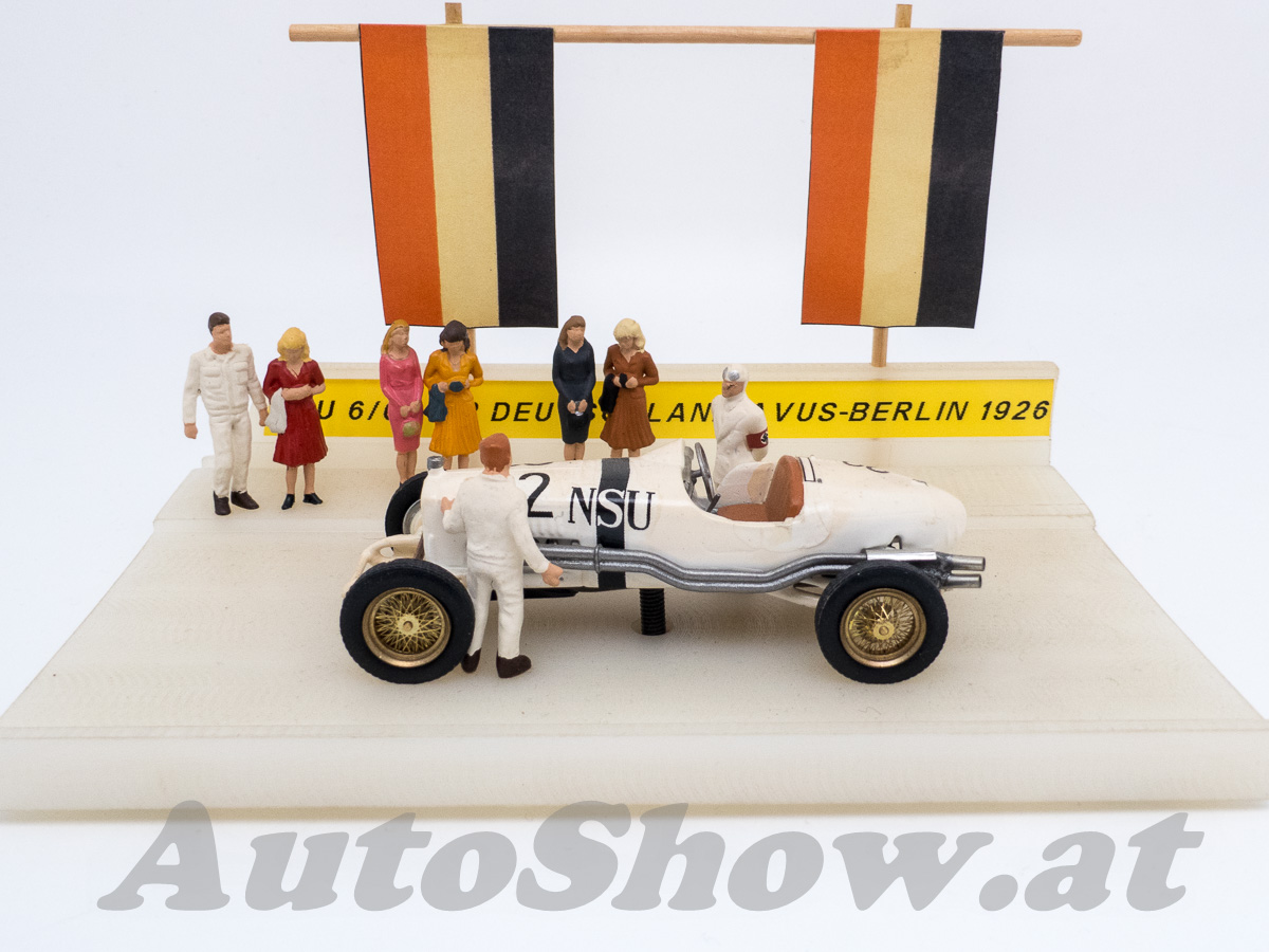 NSU 6/60PS Kompressor, Klassensieger GP Avus 1926, Georg Klöble / Karl Gailing, # 28 – Einzelstück: Diorama mit Flaggen und Figuren (Zuschauer, Fahrer, …) / unique diorama with figures and flags
