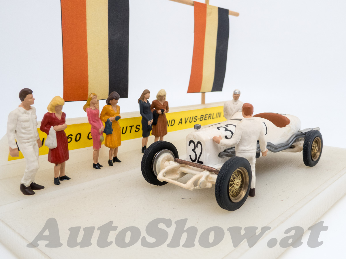 NSU 6/60PS Kompressor, Klassensieger GP Avus 1926, Georg Klöble / Karl Gailing, # 28 – Einzelstück: Diorama mit Flaggen und Figuren (Zuschauer, Fahrer, …) / unique diorama with figures and flags
