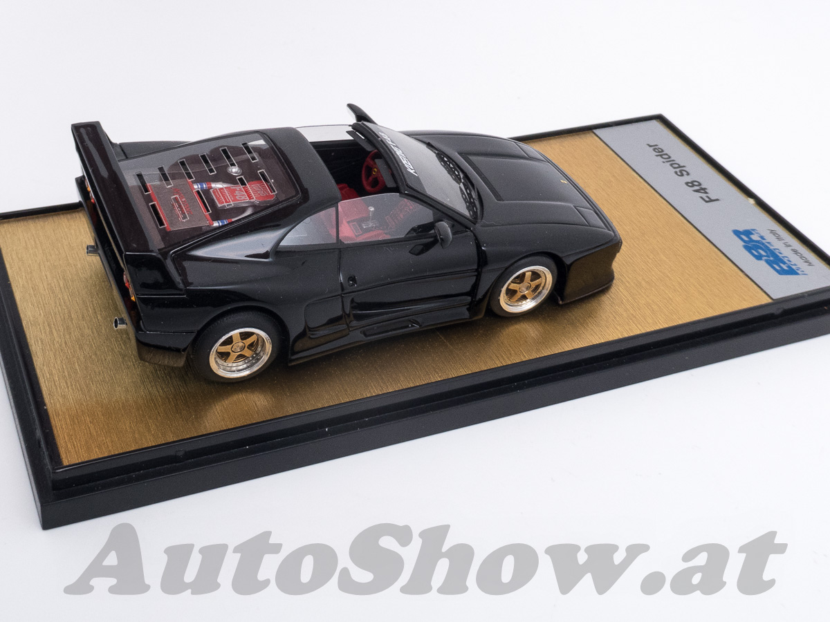 Ferrari F48 Spider „Koenig“, schwarz mit roten Sitzen auf goldenem Sockel