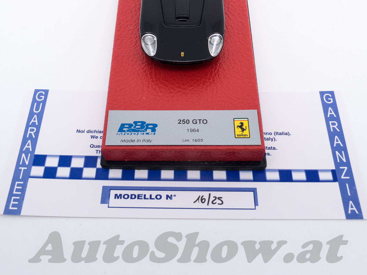 Ferrari 250GTO64, 1964, schwarz mit roten Sitzen, auf hohem roten Echtleder-Sockel